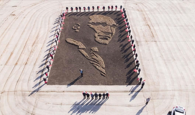 Fabrika işçileri 8 ton şeker pancarıyla Atatürk silüeti oluşturdu