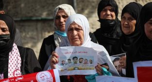 Gazzelilerden İsrail hapishanelerinde açlık grevi yapan Filistinlilere destek gösterisi