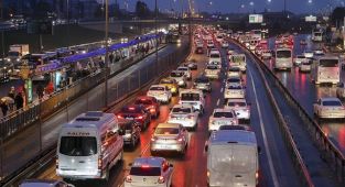 İstanbul'da haftanın ilk iş gününde trafik yoğunluğu yaşanıyor