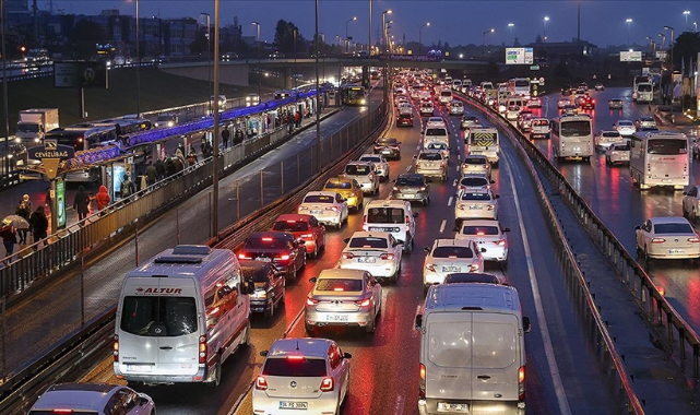 İstanbul'da haftanın ilk iş gününde trafik yoğunluğu yaşanıyor