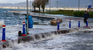 İzmir’de deniz taştı! Yürüyüş yolları ile kara yolu su altında kaldı