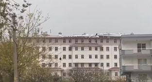 İzmir’de KYK Yurdu’nun çatısı fırtına nedeniyle uçtu