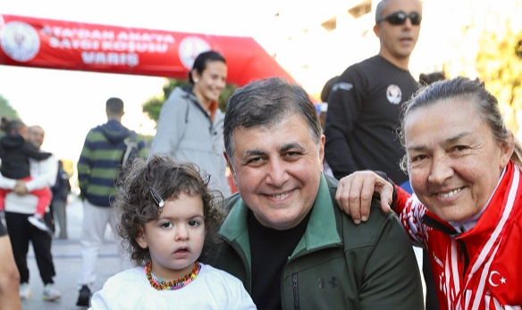 Karşıyaka’da 1250 kişi Ata’dan Ana’ya koştu!