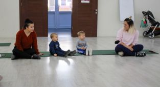 Karşıyakalı miniklere yoga eğitimi