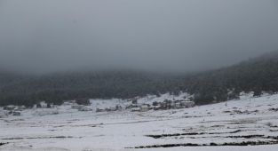 Kartalkaya'da kar yağışı ve sis etkili oluyor