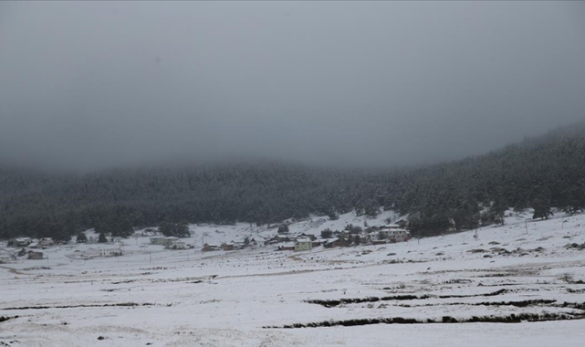 Kartalkaya'da kar yağışı ve sis etkili oluyor