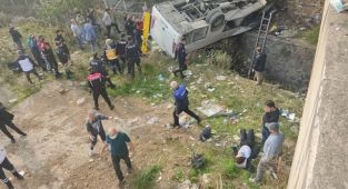 Öğrenci servisi dere yatağına uçtu