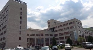 Rüzgardan devrilen duvarın altında kalan inşaat işçisi hayatını kaybetti