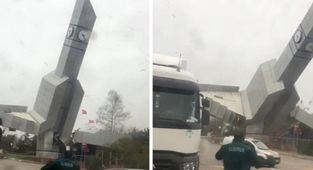 Saat kulesi devrildi