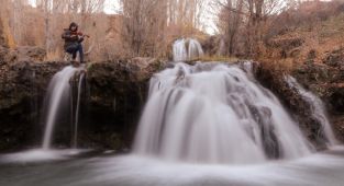 Sonbaharın renklerine bürünen Muradiye Şelalesi fotoğraf tutkunlarını ağırlıyor