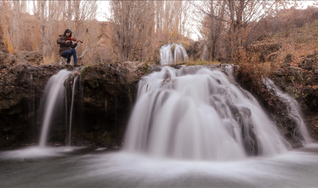 Sonbaharın renklerine bürünen Muradiye Şelalesi fotoğraf tutkunlarını ağırlıyor