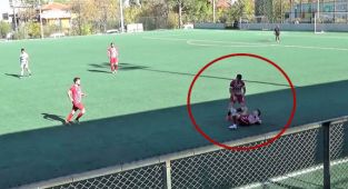 Takım arkadaşını maçın ortasında tekme tokat dövdü