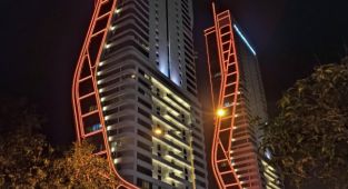 Tarihi anıtlar ve binalar lösemili çocuklar için turuncu ışıklarla aydınlatıldı