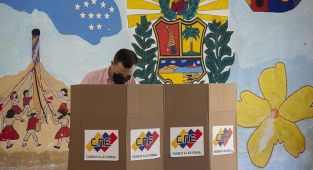 Venezuela'daki bölgesel ve yerel seçimlerde iktidar partisi 23 eyaletten 20'sinde kazandı