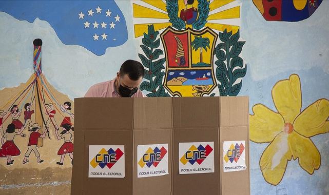 Venezuela'daki bölgesel ve yerel seçimlerde iktidar partisi 23 eyaletten 20'sinde kazandı