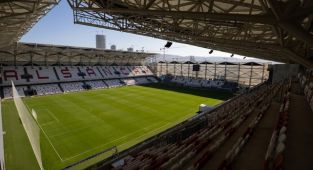 Yeniden yapılan Alsancak Stadı, futbolseverlerle buluşacağı günü bekliyor