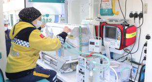 Yenidoğan ambulanslarıyla 20 bin bebek hayata tutundu