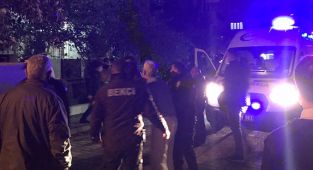 6’ncı kattan düşerek demir korkuluklara saplandı, hayatını kaybetti