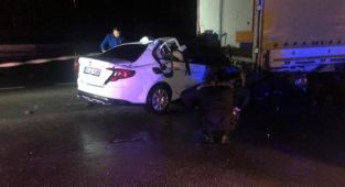 Ankara'da bir otomobil park halindeki TIR'a ok gibi saplandı