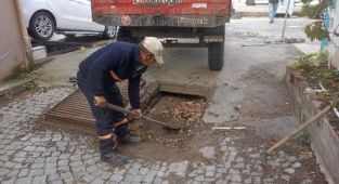 Ayvalık belediyesi ekipleri mesai saati gözetmeksizin sahada