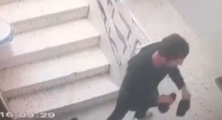 Batman'da kapı önündeki ayakkabıları seçip çalan hırsız kamerada