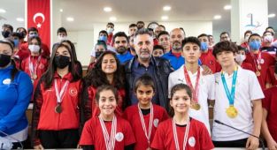 Bayraklı’nın Sporcuları Başarıya Doymadı