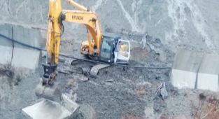 Bir kez daha çöktü