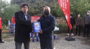 Datça'da yangından etkilenen bal üreticilerine arı yemi dağıtıldı