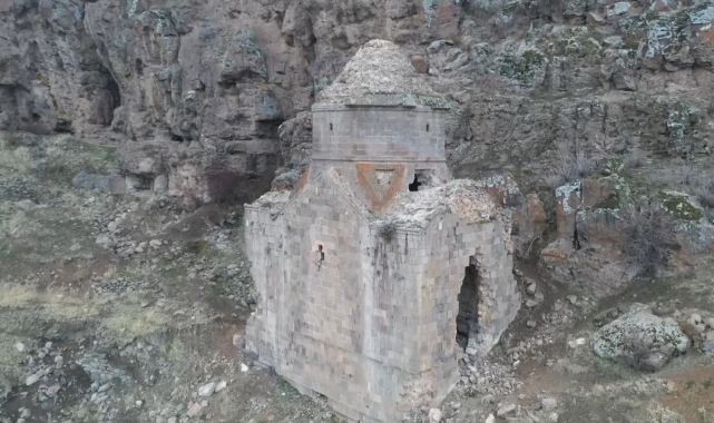 Define avcıları tarihi kiliseyi tahrip etti