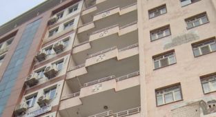 Dengesini kaybedip 6’ncı kattan düştü