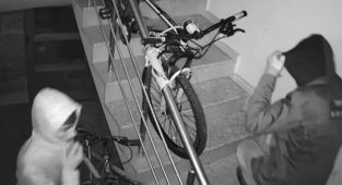 Denizli'de bir apartmandan yapılan ayakkabı hırsızlığı, kameraya yansıdı