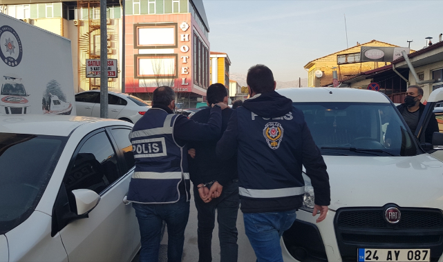 Erzincan'da kardeşinin bıçaklayarak öldürdüğü kadın öğretmenin cenazesi defnedildi