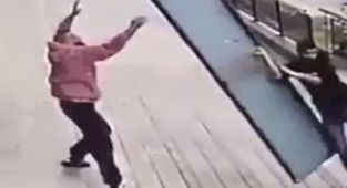 Fırtınada yardıma gitti, tabela ile birlikte uçtu