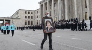 Güldal Akşit Toprağa Verildi