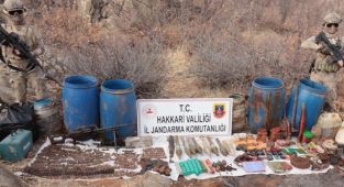 Hakkari'de iki mağarada silah, patlayıcı ve mühimmat ele geçirildi