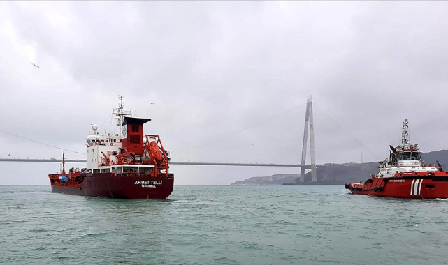 İstanbul Boğazı'nda gemi trafiği, arızalanan tanker nedeniyle askıya alındı
