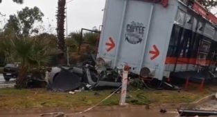 İzmir Çeşme'de feci kaza! Kafeye çarparak hayatını kaybetti