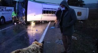 İzmir’den Tokat’a giden yolcu otobüsü devrildi