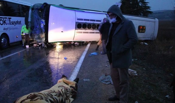 İzmir’den Tokat’a giden yolcu otobüsü devrildi