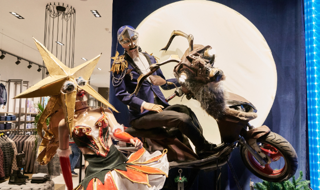 İzmir Hiltown AVM Altınyıldız Classics mağazası yılbaşı vitrinini ödüllü tasarım süslüyor