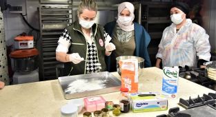 Kadınlar peynir ve ekmek yapmayı öğrendi