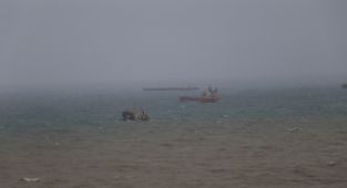 Karadeniz yük gemilerini beşik gibi salladı