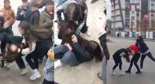 Kavga eden arkadaşlarını ayırmak yerine gülerek izlediler