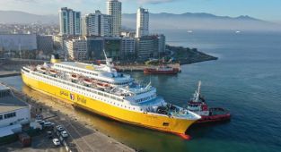 Libya'dan 25 yıl aranın ardından ilk yolcu gemisi İzmir'e ulaştı