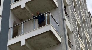 Maaşını alamayınca çalıştığı inşaata çıkıp, intihar etmek istedi