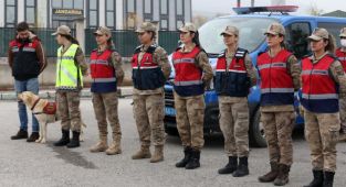 Muş'ta okul önlerinde denetim görevi yapan kadın astsubaylar güven veriyor