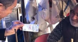 Mustafa Sarıgül derdini dinlediği esnafa 20 lira verdi