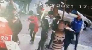 Satır ve döner bıçağıyla saldırı anı kamerada: 1 ağır yaralı