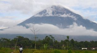 Semeru Yanardağı'ndaki patlamada ölü sayısı 13'e çıktı
