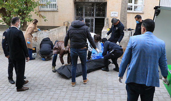 Suriye uyruklu kadın göğsünden bıçaklanmış halde sokakta ölü bulundu